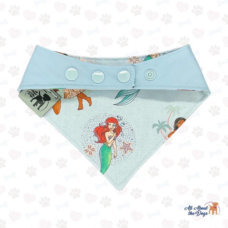 Peut inclure: Bandana bleu clair pour chien, avec fermeture &agrave; boutons-pression. Le bandana pr&eacute;sente une impression d'Ariel de La Petite Sir&egrave;ne, Moana et d'autres &eacute;l&eacute;ments tropicaux. Fabriqu&eacute; en tissu doux, il est con&ccedil;u pour les chiens.