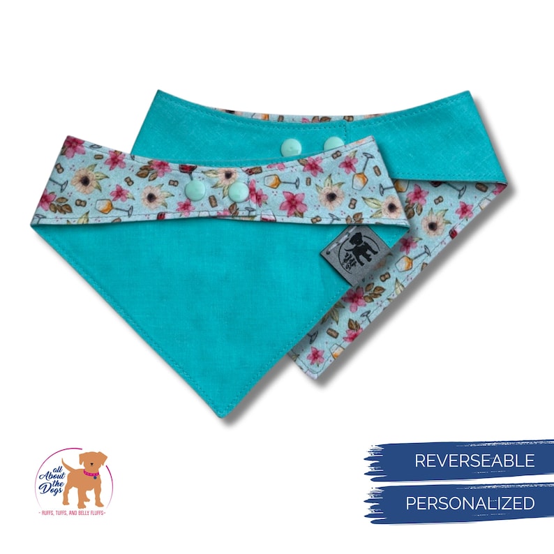 Pu&ograve; includere: Due bandane reversibili per cani. Il davanti &egrave; turchese e il retro presenta un motivo floreale e calici di vino. Le bandane hanno chiusure a scatto e una piccola etichetta con una silhouette di cane.