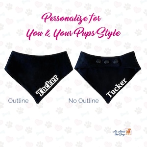 Pode incluir: Duas bandanas pretas para c&atilde;es com o nome "Tucker" bordado em branco. Uma bandana tem um contorno em torno do texto, a outra n&atilde;o. Ambas as bandanas t&ecirc;m fechos de press&atilde;o.