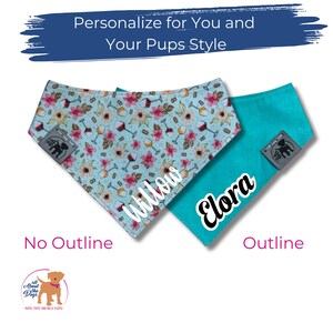 Pu&ograve; includere: Due bandane personalizzate per cani. Una &egrave; azzurra con un motivo floreale e calici di vino, l'altra &egrave; turchese tinta unita. I testi "Willow" ed "Elora" sono visualizzati sulle bandane. Il testo "Personalizza per te e lo stile dei tuoi cuccioli" &egrave; in alto.