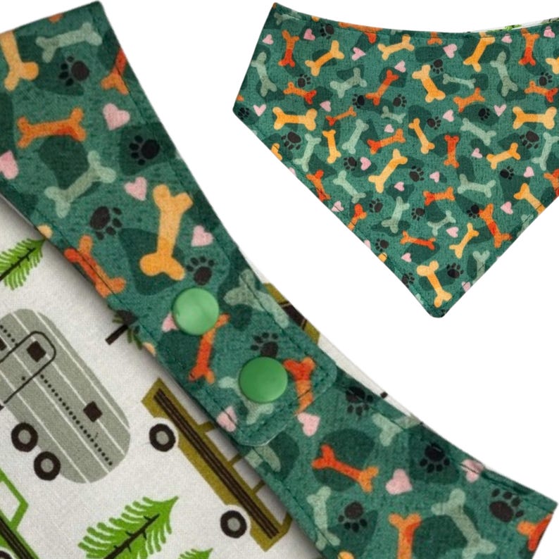 Op de afbeelding: Hondenbandana met een groene achtergrond en een patroon van oranje en lichtgroene botten, roze hartjes en zwarte pootafdrukken. De bandana heeft een bijpassende verstelbare kraag met groene drukknopen en een kampeerthema.