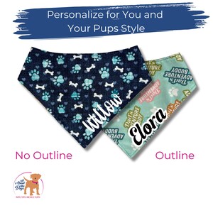 Puede incluir: Dos pa&ntilde;uelos personalizados para perros. Uno es azul marino con huellas de patas y huesos, el nombre "Willow" est&aacute; escrito en blanco. El otro es verde claro con huellas de patas y el texto "Dad's Adventure Buddy", el nombre "Elora" est&aacute; escrito en blanco.