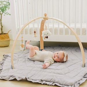 Salle de sport avec jouets suspendus par OkidoKids® - Salle de sport pour bébé - Salle de sport en bois - Jouet en bois Newbon - Centre d'activités pour bébé