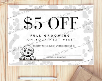 Op de afbeelding: Een witte en grijze coupon met voetafdrukken en botmotieven. De coupon biedt € 5 korting op een volledige verzorging bij uw volgende bezoek. De coupon heeft een zwart-witte illustratie van een hond die over de bovenkant kijkt.