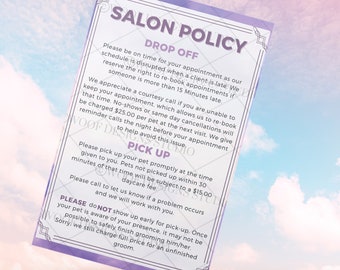 Op de afbeelding: Een roze en paarse salonbeleid-bord met de tekst "Salon Policy" in een witte doos. Het bord somt de inlever- en ophaalrichtlijnen voor huisdieren op. Het bord vermeldt dat er een vergoeding van € 25,00 in rekening wordt gebracht voor no-shows of annuleringen op dezelfde dag en een vergoeding van € 15,00 in rekening wordt gebracht voor huisdieren die niet binnen 30 minuten na de geplande ophaaltijd worden opgehaald.