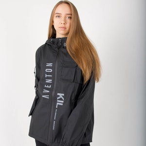 May include: A black hooded jacket with a zipper closure and a large pocket on the front. The jacket has the words "KILLWINNER SINCE 2016" and "AVENTON" printed on the front.
