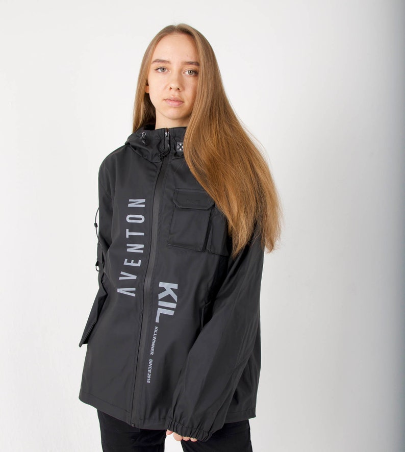 May include: A black hooded jacket with a zipper closure and a large pocket on the front. The jacket has the words "KILLWINNER SINCE 2016" and "AVENTON" printed on the front.
