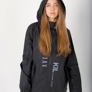 May include: Black hooded jacket with a zipper closure and two pockets. The jacket has the text "KIL" and "KILLWINNER SINCE 2018" printed on the front.