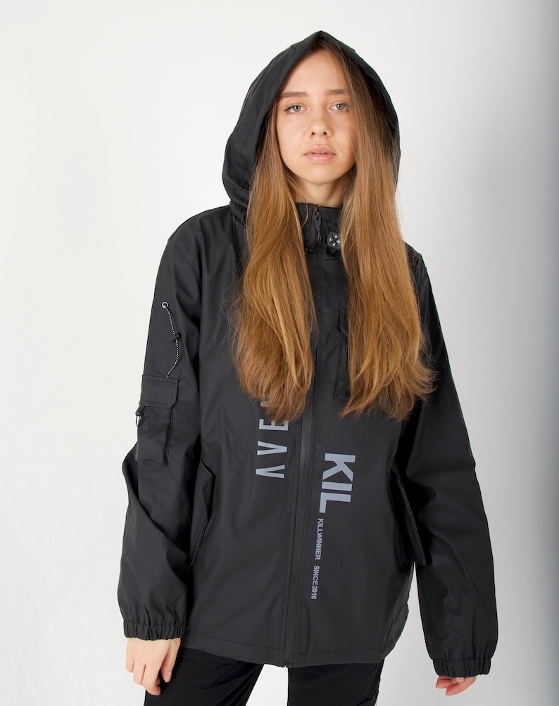 May include: Black hooded jacket with a zipper closure and two pockets. The jacket has the text "KIL" and "KILLWINNER SINCE 2018" printed on the front.