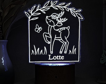 Personalisiertes LED Nachtlicht mit Farbwechsel Hirsch auf Wiese, Nachtlicht Kinder, Geschenke zur Geburt, personalisiert Nachtlicht, LED