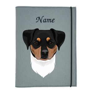 Könnte beinhalten: Ein grauer Filz-Notizbuchumschlag mit einer Schwarzweiß-Illustration eines Hundekopfes. Der Text "Name" ist in Schwarz auf den Umschlag gestickt.