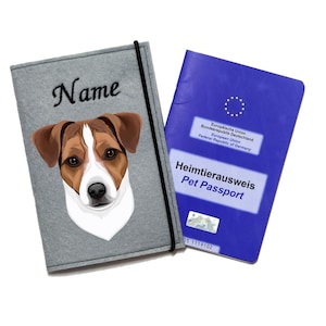 Könnte beinhalten: Grauer Filz-Reisepasshalter mit einer Jack-Russell-Terrier-Hundeillustration und dem Wort "Name" bestickt auf der Vorderseite. Der Halter ist so konzipiert, dass er in einen blauen Heimtierausweis der Europäischen Union passt, mit dem Text "Heimtierausweis Pet Passport" und dem Sternensymbol der Europäischen Union.
