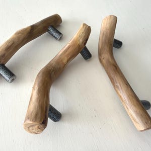 Uchwyty i gałki z drewna w stylu marynistycznym, drewno dryfujące