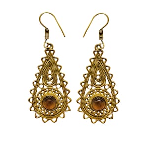 Könnte beinhalten: Ein Paar goldene Filigranohrringe mit tropfenförmigen Designs und braunen Edelsteinakzenten.