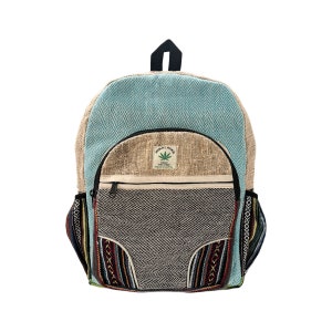 Può includere: Uno zaino in canapa blu, beige e nero con una tasca con cerniera e due tasche laterali. Lo zaino ha un design intrecciato e un logo a foglia verde che dice "Himalayan Hemp Traders Made in Nepal".