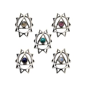 Può includere: Cinque ciondoli d'argento con un design a stella e un cerchio che contiene un triangolo con una pietra preziosa al centro. Le pietre preziose sono labradorite, ametista, turchese, lapislazzuli e pietra di luna.