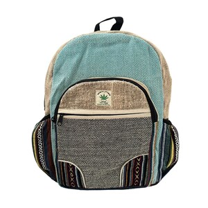 Può includere: Uno zaino multicolore con un design turchese, beige e grigio. Lo zaino ha una tasca frontale con cerniera e una piccola toppa con un simbolo di foglia verde. I lati presentano motivi a righe colorate.