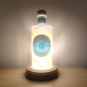 Lampada realizzata con una bottiglia di gin Malfy riciclata