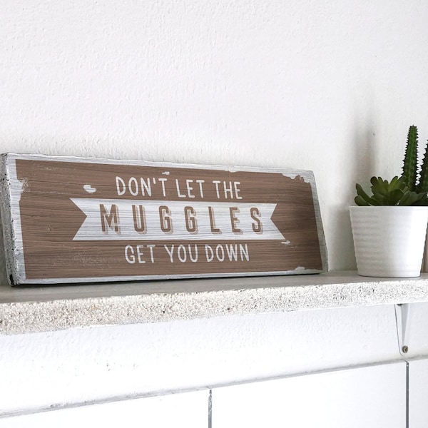Holzschild | Harry Potter | Don't let the muggles get you down | Maße: 30 x 11 cm | Zum Aufstellen oder Aufhängen