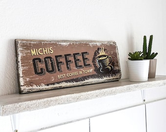 Holzschild Kaffee personalisiert | Best Coffee in Town | Maße: 30 x 11 cm | Mit deinem Wunschnamen | zum Aufstellen oder Aufhängen