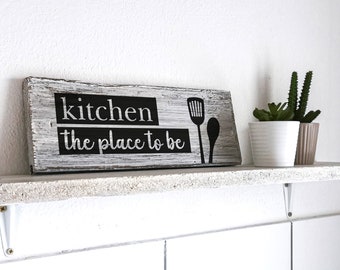 Holzschild Küche | kitchen - the place to be | Maße: 30 x 11 cm | Zum Aufstellen oder Aufhängen