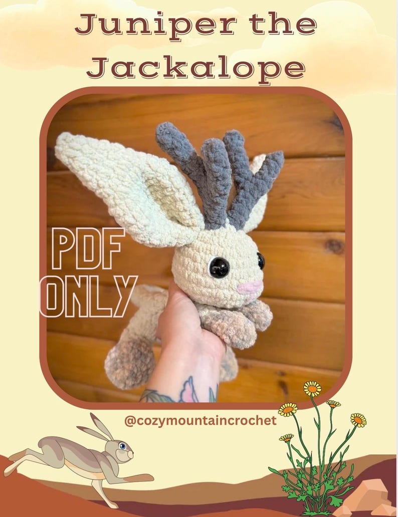 Pu&ograve; includere: Un peluche di jackalope all'uncinetto con grandi orecchie e corna grigie. Il jackalope &egrave; color crema con occhi neri e naso rosa. Il testo "Juniper the Jackalope" e "PDF ONLY" sono visualizzati. L'immagine include anche un'illustrazione di lepre in corsa.
