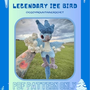 Könnte beinhalten: Ein handgehäkeltes Legendäres Eisvogel-Design, mit einem blau-weißen Farbschema. Der Vogel hat eine Krone, Flügel und einen langen Schwanz. Das Bild enthält den Text "LEGENDARY ICE BIRD" und "PDF PATTERN ONLY".