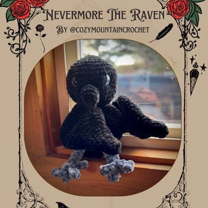 Könnte beinhalten: Ein Häkelmuster für einen schwarzen Raben mit blauen Füßen. Das Muster heißt "Nevermore The Raven" von @cozymountaincrochet. Das Muster ist als PDF-Download erhältlich.