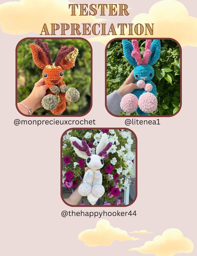 Pu&ograve; includere: L'immagine mostra tre coniglietti all'uncinetto in diversi colori: arancione, blu e bianco. Ogni coniglio ha grandi orecchie e dettagli a pompon. Il testo "TESTER APPRECIATION" &egrave; in alto. I coniglietti sono presentati su uno sfondo morbido.