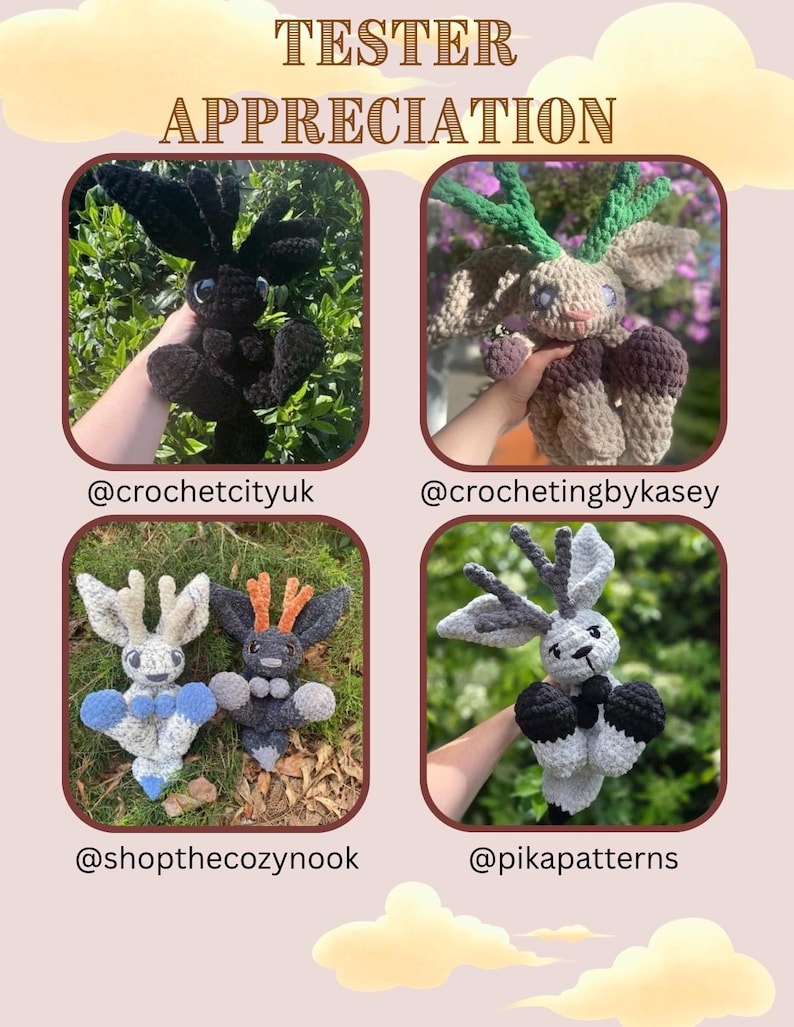 Pu&ograve; includere: L'immagine presenta il testo "TESTER APPRECIATION" sopra quattro peluche all'uncinetto a forma di cervo. I giocattoli, in tonalit&agrave; di nero, marrone, grigio e blu, hanno grandi orecchie e corna. Ogni giocattolo &egrave; presentato su uno sfondo verde.