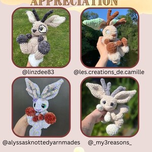 Pu&ograve; includere: Quattro bambole di animali all'uncinetto fatte a mano con grandi orecchie e corna, in vari colori tra cui beige, marrone e lavanda. Il testo "TESTER APPRECIATION" &egrave; nella parte superiore dell'immagine.