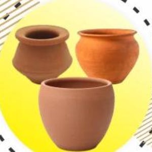 Puede incluir: Tres macetas de terracota de diferentes formas. Las macetas no están esmaltadas y tienen un tono natural y terroso. Una maceta tiene un borde acampanado, otra es redonda y la tercera tiene forma de cuenco bajo y ancho. El fondo es un círculo amarillo con formas geométricas en blanco y negro.