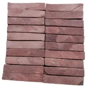 Peut inclure: Un ensemble de briques rectangulaires brun-rouge, probablement pour la construction. Les briques sont empilées en rangées, avec des variations de couleur. Chaque brique mesure environ 20 cm de long.