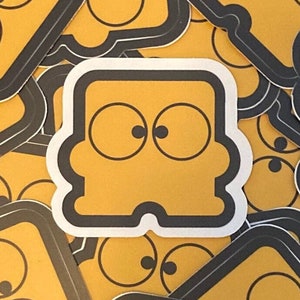 Peut inclure: Un lot d'autocollants jaunes et noirs avec un visage de dessin animé aux grands yeux. Les autocollants sont imprimés avec un design simple et sont parfaits pour ajouter une touche de fantaisie à n'importe quelle surface.