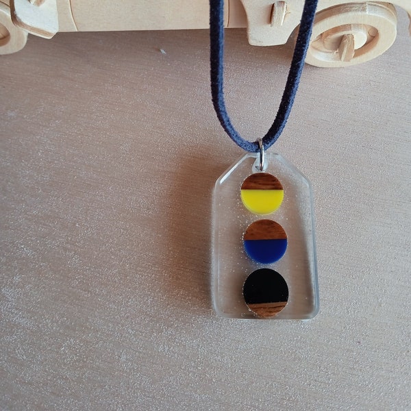 collier en resine epoxy /pendentif  pastille en bois coloré/ pendentif resine et bois/ collier en lacet similicuir souple coloré