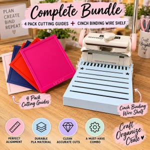 Peut inclure: Un ensemble complet comprenant quatre guides de coupe carrés en rose, rouge, bleu marine et rose clair, marqués 16,5 x 20,3 cm, avec une étagère à reliure bleu clair et une machine à relier blanche avec des accents et du texte roses.