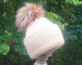 Handgemaakte gebreide lichtbruine dames- en herenmuts met pompon in bruin/beige/bruin/zwart.