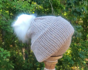 Handgemaakte gebreide damesmuts in beige met witte pompon