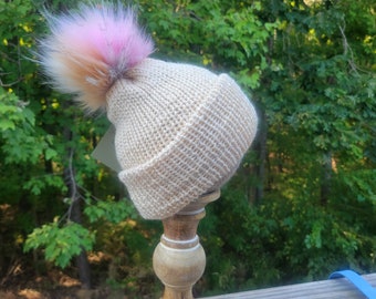 Handgemaakte gebreide beige damesmuts met beige en roze pompon.