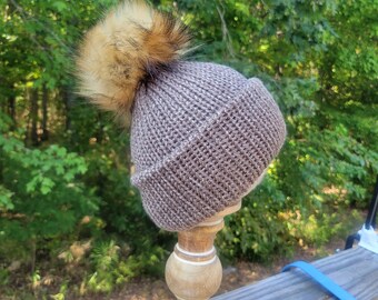 Handgemaakte gebreide bruine muts voor volwassenen met beige pompon.
