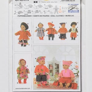 Puede incluir: Un patrón de ropa para muñecas, con diseños de abrigos, pantalones y sombreros. La imagen muestra muñecas vestidas con los conjuntos, con medidas de 40-45 cm (16 a 18 pulgadas) de altura. El patrón incluye márgenes de costura.