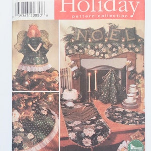 Op de afbeelding: Simplicity Holiday patrooncollectie met kerstthema naaipatronen. De afbeelding toont een engelboomtop, een schoorsteenmantel met "NOEL" decor en diverse tafeldecoraties met bloempatronen.