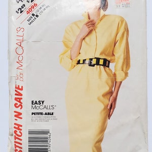 Peut inclure: Un patron de couture McCall's vintage avec une femme en robe jaune et ceinture noire et jaune. Le patron est intitulé "Easy McCall's Petite-Able" et contient des informations de taille. L'image comporte des étiquettes de prix et un code-barres.