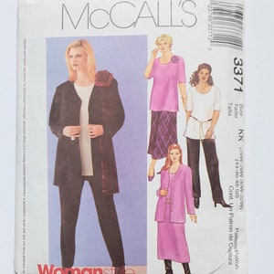 Può includere: Una busta di cartamodello McCall's con illustrazioni di modelli di abbigliamento femminile. La busta include il testo "Womanstyle" e il numero del modello 3371. I modelli includono una giacca, una gonna e pantaloni.