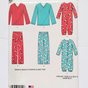 Può includere: Una busta per cartamodello Simplicity 0552 con illustrazioni di top a maniche lunghe con scollo a V, pantaloni da pigiama e tute intere. I modelli includono top a tinta unita rossi e turchesi, pantaloni rossi con stampa pinguini e pantaloni turchesi.