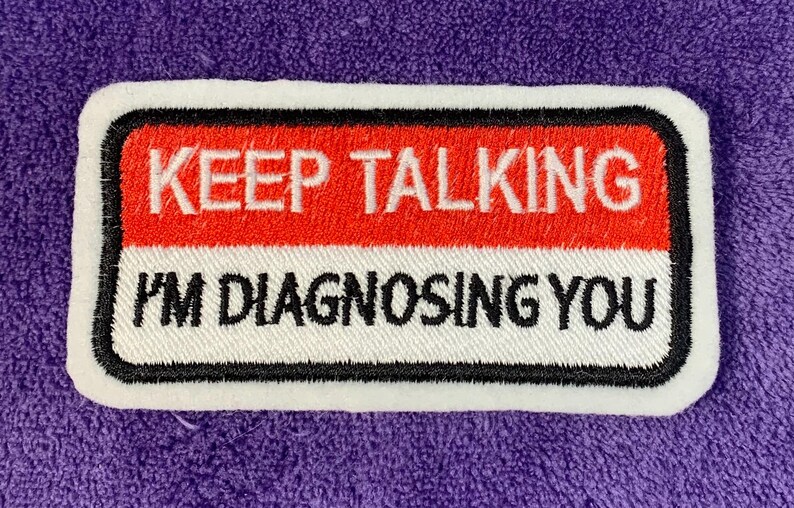 Puede incluir: Parche bordado blanco y rojo con texto negro que dice "KEEP TALKING I'M DIAGNOSING YOU".