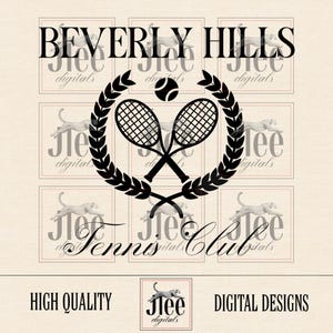 Puede incluir: Un dise&ntilde;o gr&aacute;fico en blanco y negro de dos raquetas de tenis cruzadas con una corona de hojas alrededor. El texto "Beverly Hills Tennis Club" est&aacute; escrito en una fuente cursiva debajo de las raquetas. El texto "Jlee digitals" aparece en el fondo.