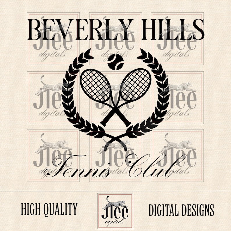 Puede incluir: Un dise&ntilde;o gr&aacute;fico en blanco y negro de dos raquetas de tenis cruzadas con una corona de hojas alrededor. El texto "Beverly Hills Tennis Club" est&aacute; escrito en una fuente cursiva debajo de las raquetas. El texto "Jlee digitals" aparece en el fondo.
