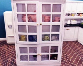 Witte houten kast met dubbele deuren, miniatuur poppenhuis zijkastje