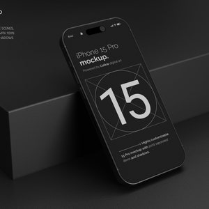 Puede incluir: Una maqueta negra de iPhone 15 Pro con un contorno blanco del número 15 en la pantalla. El teléfono está sobre una superficie negra. El texto "iPhone 15 Pro mockup" y "Powered by Callie digital art" se muestra en la pantalla.